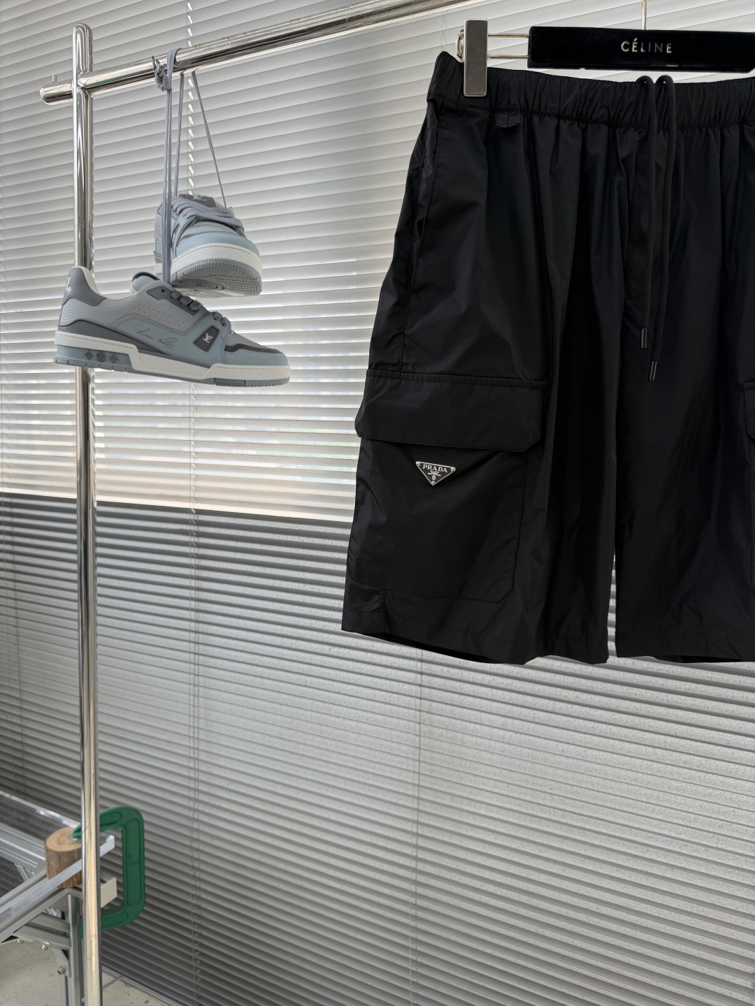 -PRAD 新款三角微标短裤。这款短裤采用流畅动感设计，选用创新的再生尼龙面料，成为Prad*系列的元素