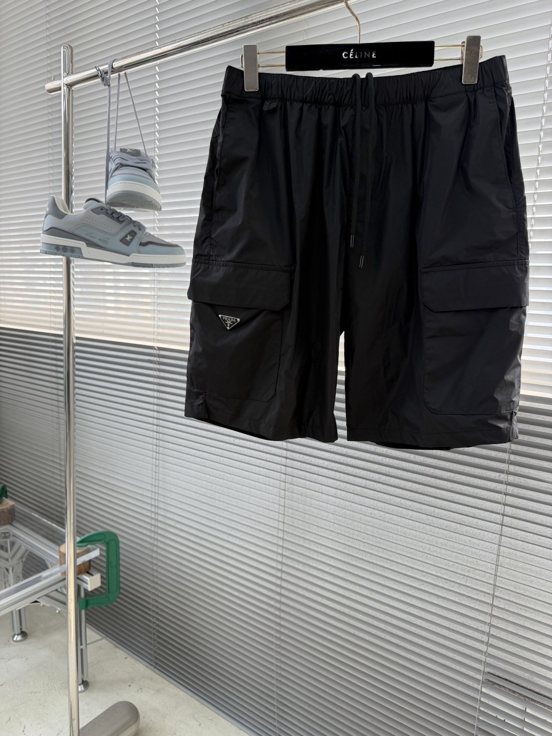 -PRAD 新款三角微标短裤。这款短裤采用流畅动感设计，选用创新的再生尼龙面料，成为Prad*系列的元素