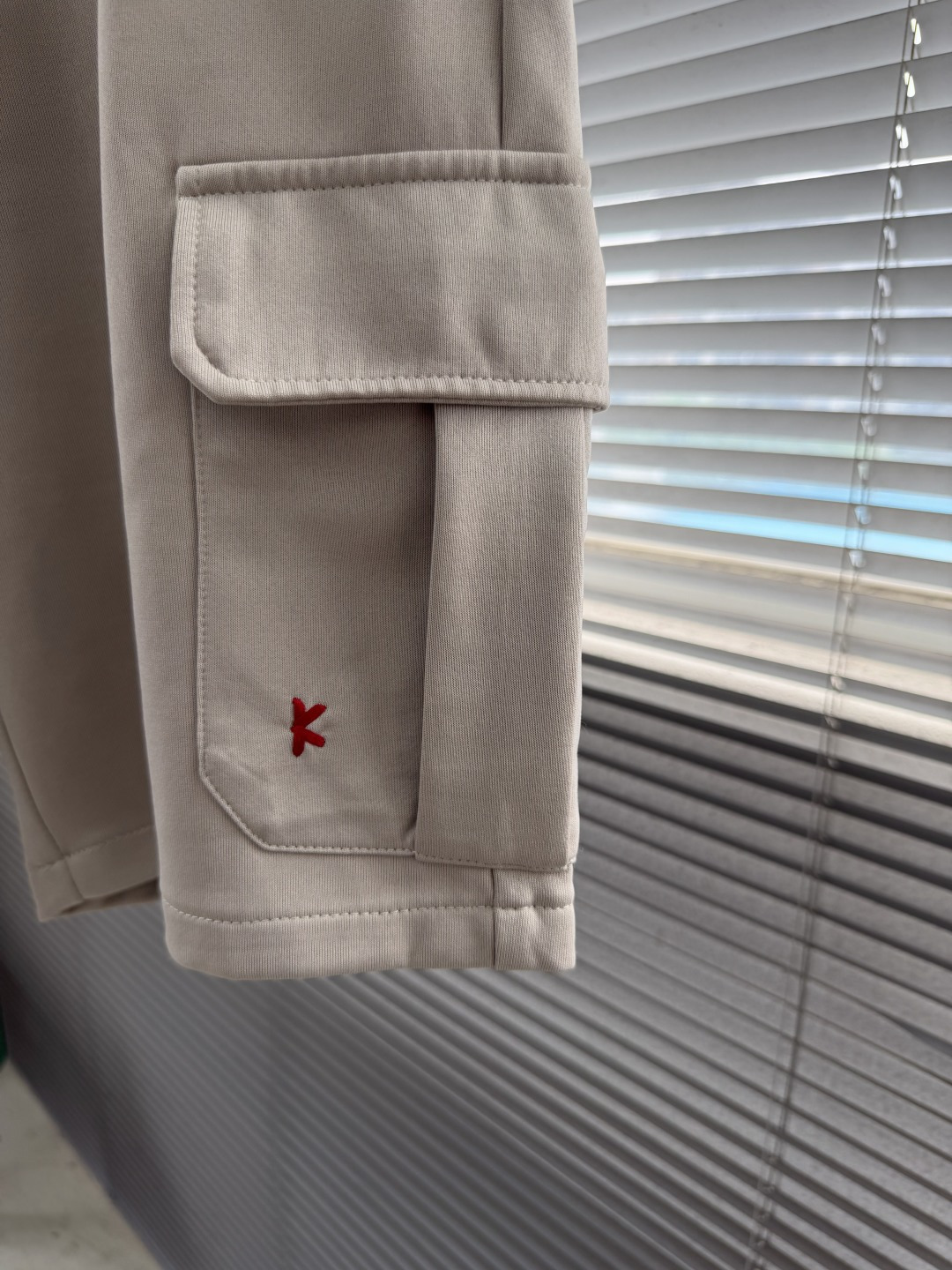 -Kiton 工装风休闲短裤 26ss春夏新款在设计基调方面继续沿袭了K家的极简路线，细节元素各自丰富发