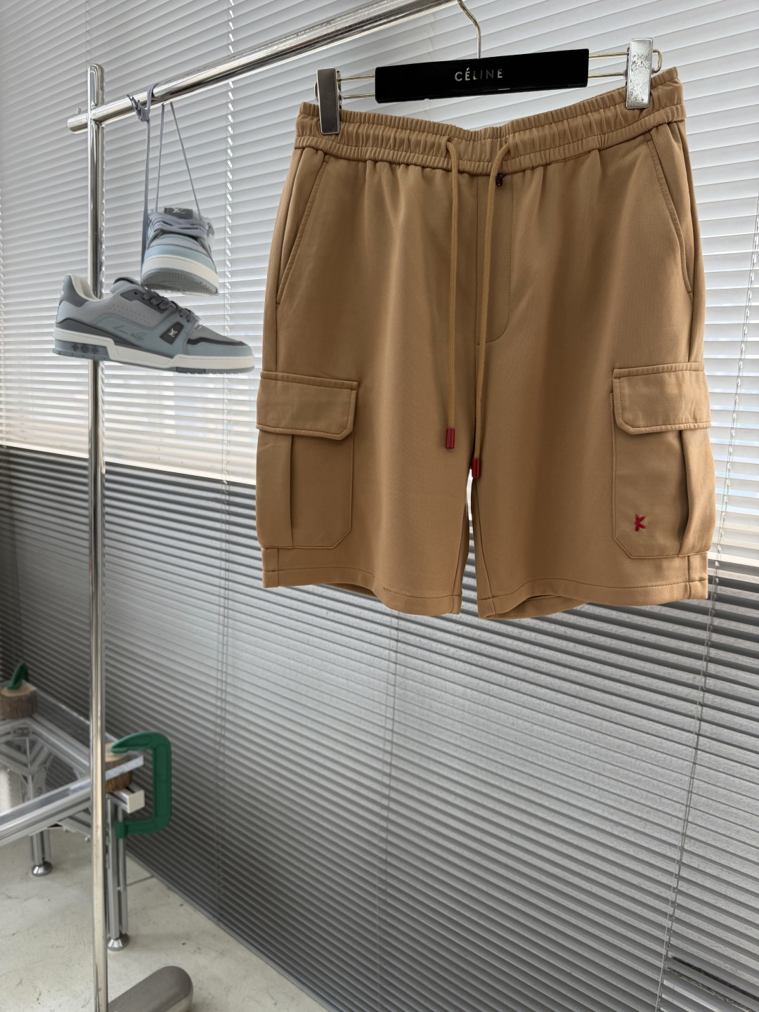 -Kiton 工装风休闲短裤 26ss春夏新款在设计基调方面继续沿袭了K家的极简路线，细节元素各自丰富发