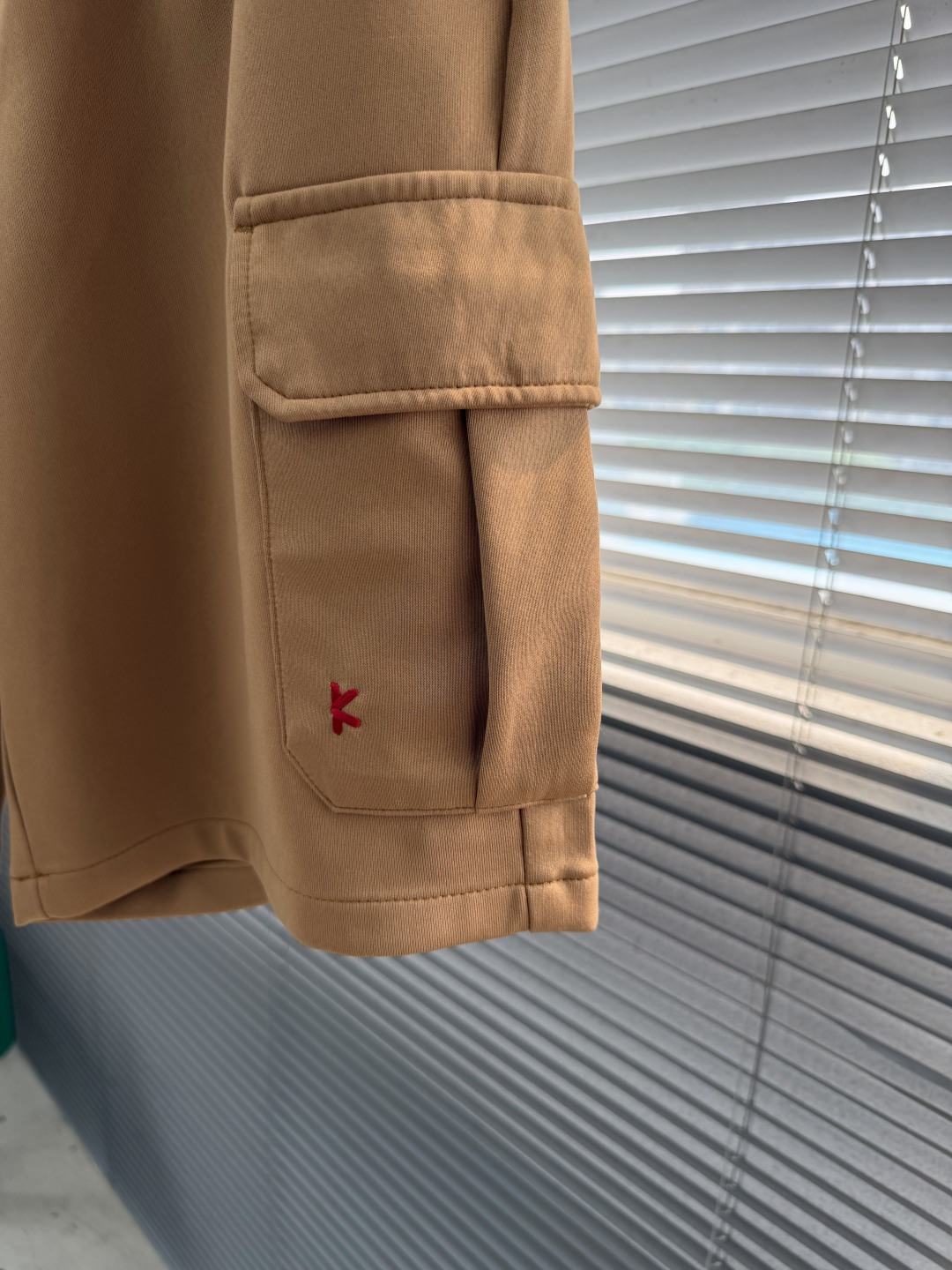 -Kiton 工装风休闲短裤 26ss春夏新款在设计基调方面继续沿袭了K家的极简路线，细节元素各自丰富发