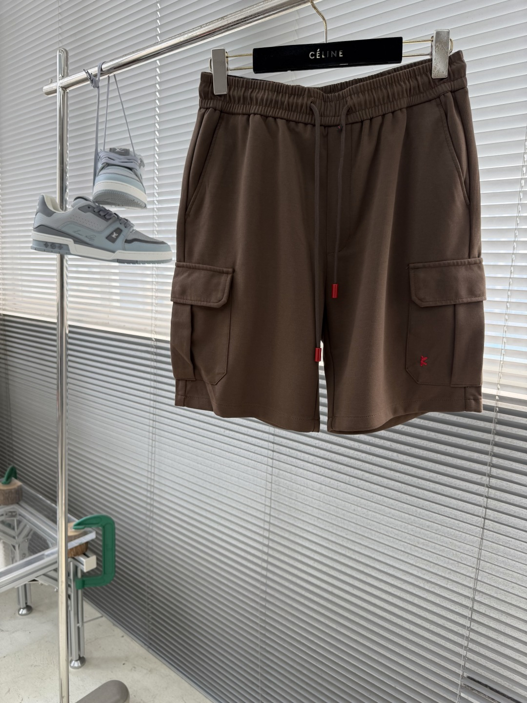 -Kiton 工装风休闲短裤 26ss春夏新款在设计基调方面继续沿袭了K家的极简路线，细节元素各自丰富发