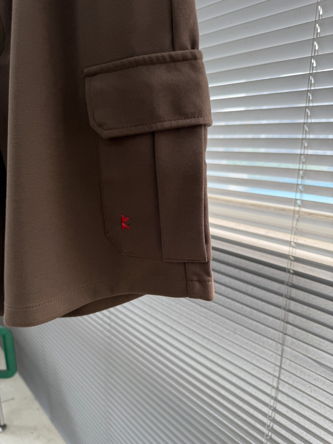 -Kiton 工装风休闲短裤 26ss春夏新款在设计基调方面继续沿袭了K家的极简路线，细节元素各自丰富发