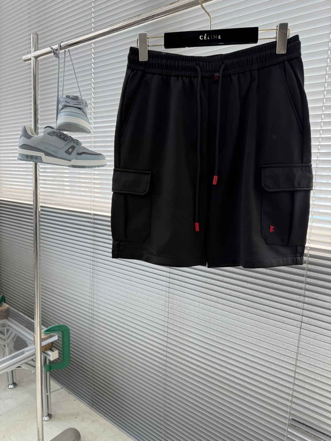 -Kiton 工装风休闲短裤 26ss春夏新款在设计基调方面继续沿袭了K家的极简路线，细节元素各自丰富发
