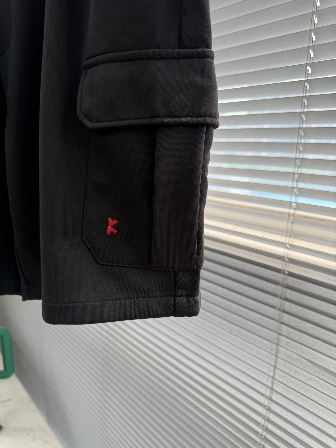 -Kiton 工装风休闲短裤 26ss春夏新款在设计基调方面继续沿袭了K家的极简路线，细节元素各自丰富发