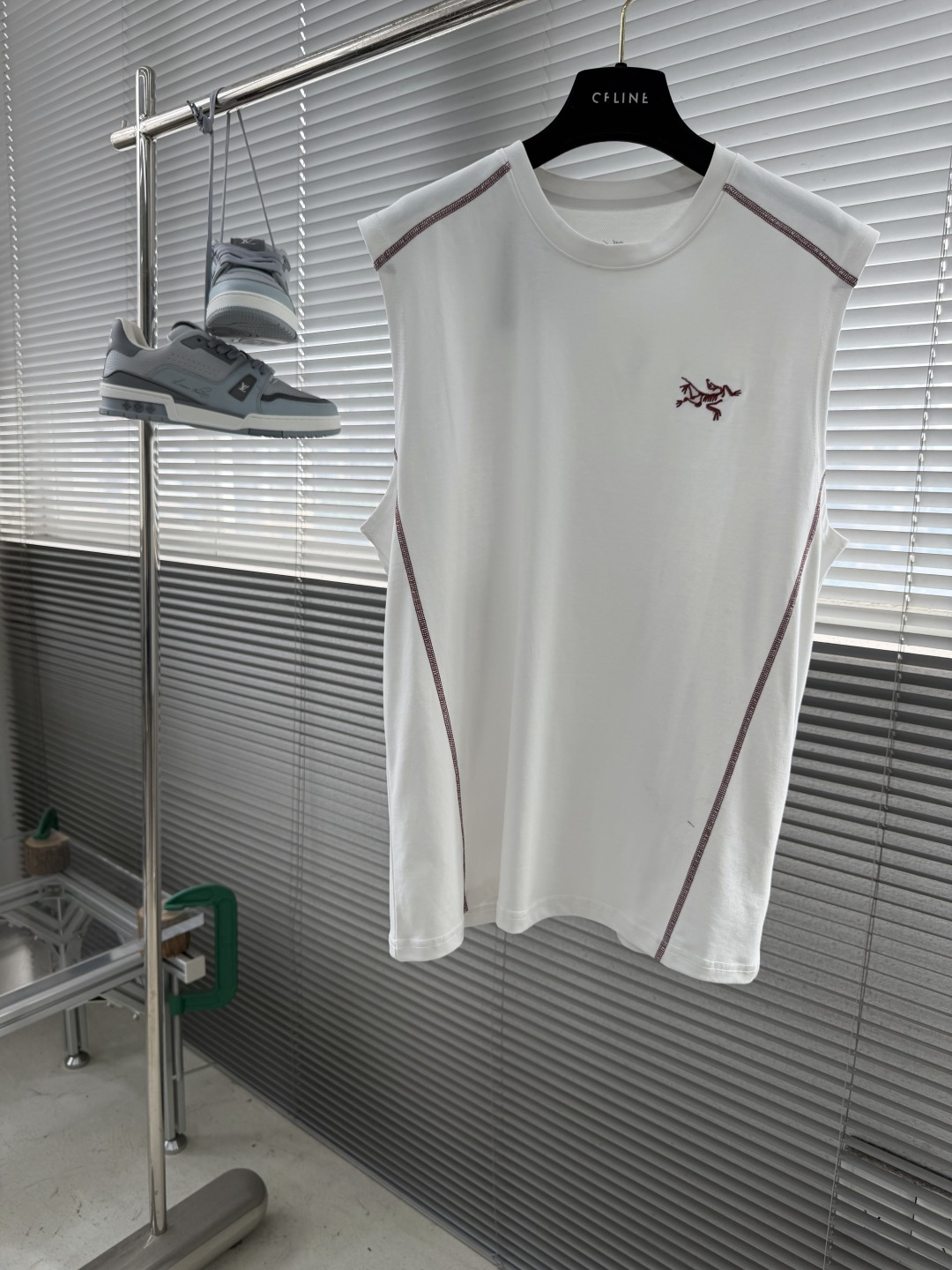 -🐦 鸟家 2024 新款来咯！时尚百搭的宽松无袖坎肩背心，logo 刺绣超酷炫！纯棉材质，舒适透气。这