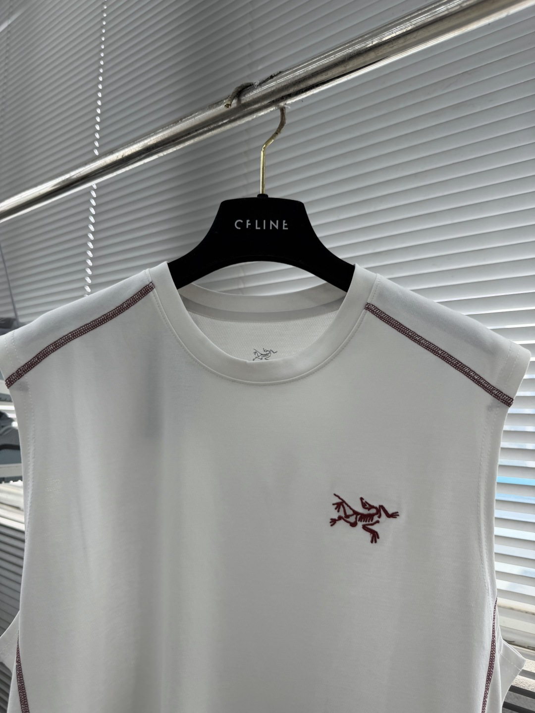 -🐦 鸟家 2024 新款来咯！时尚百搭的宽松无袖坎肩背心，logo 刺绣超酷炫！纯棉材质，舒适透气。这