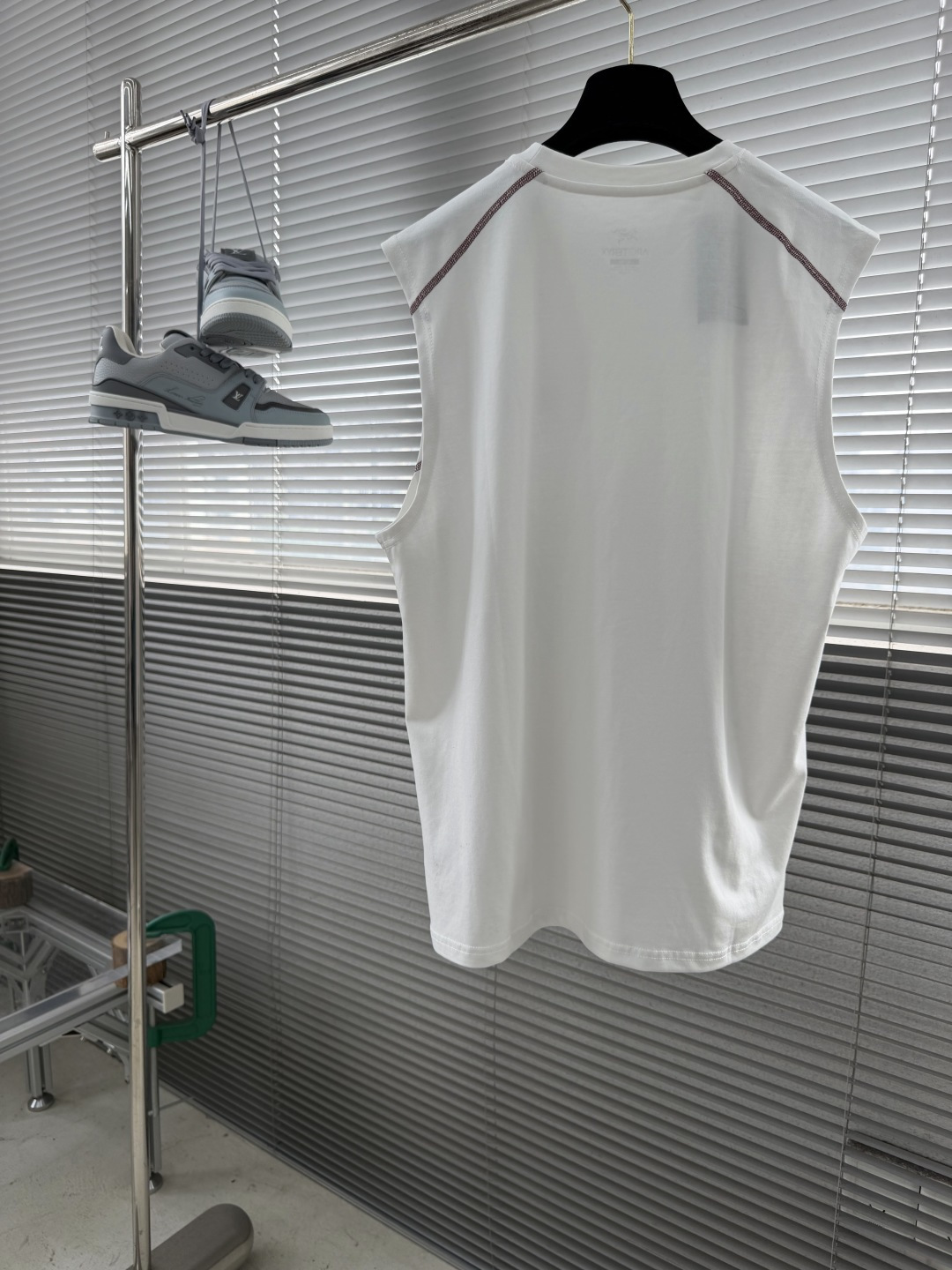 -🐦 鸟家 2024 新款来咯！时尚百搭的宽松无袖坎肩背心，logo 刺绣超酷炫！纯棉材质，舒适透气。这