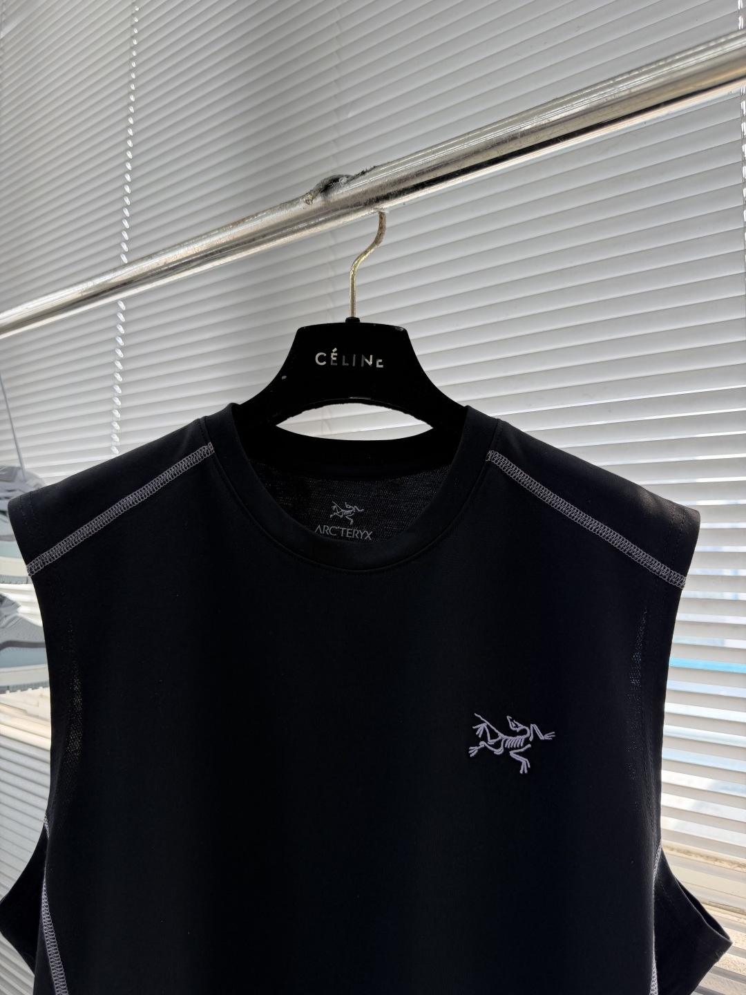 -🐦 鸟家 2024 新款来咯！时尚百搭的宽松无袖坎肩背心，logo 刺绣超酷炫！纯棉材质，舒适透气。这