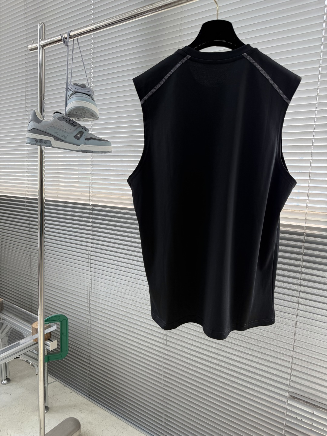 -🐦 鸟家 2024 新款来咯！时尚百搭的宽松无袖坎肩背心，logo 刺绣超酷炫！纯棉材质，舒适透气。这