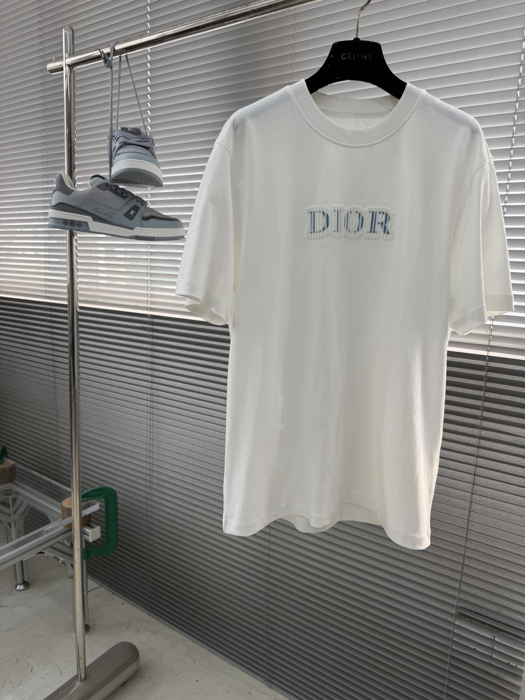 NO:917102,/1 piece 1/2 pieces (all sizes) -Dio Spring/Summer 2026 classic letter logo round neck short-sleeved T-shirt. Different craftsmanship brings different visual effects. This year, it is presented with fashionable contrasting toothbrush embroidery technology, allowing the overall texture to highlight the details!  Simple design requires higher requirements for fabrics, patterns, and more detailed embellishments. Pattern makers with more than ten years of experience have mastered patterns and the feel of the upper body is known. Slightly loose tailoring. The upper body is unrestrained, wide but not fat. Whether it is worn inside or outside, you can feel that it is fashionable and stylish and very brand-name. The fabric is made of customer-supplied high-count cotton fabric. The upper body is skin-friendly and breathable. The surface has a warm luster. The fabric is high in density, crisp and stylish, and has good durability. It will not get old easily after being worn for a long time!  Size M-5XL,,dior,T-shirt,tees,t-shirt,19860909/1件 1/2件（齐码） -Dio 2026春夏 年年经典字母标志圆领短袖T恤衫 不一样的工艺带来不同的视觉效果 今年采用时尚撞色牙刷刺绣的工艺来呈现,让整体凸显细节质感！简约的设计 对面料 版型 更细节点缀 要求越高 十几年制版师 对版型的把握 上身感受便知 略微宽松的剪裁 上身无拘无束 宽而不肥 不管内搭还是外穿 上身就能体会它时尚有型而且很大牌,面料采用 客供高支全棉面料 上身亲肤 透气 表面有着温润的光泽感 面料密度高,挺括有型的同时 耐穿性好 久穿不易泛旧！ 尺码M-5XL,,dior,T-shirt,tees，t-shirt,,Men's clothing