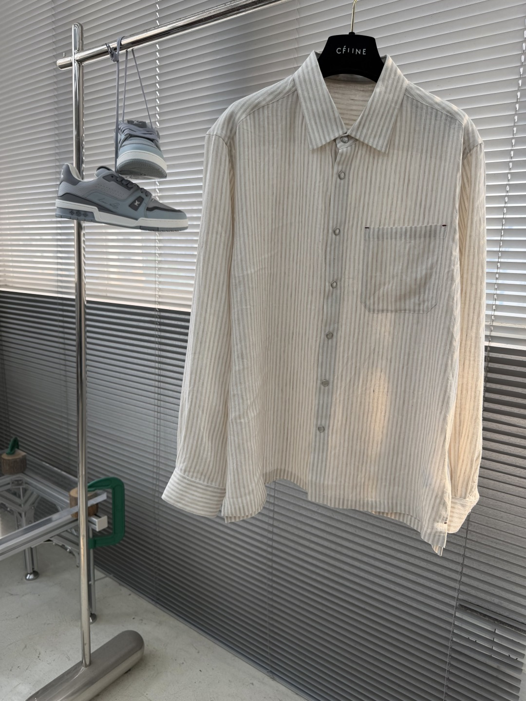-Kiton 日常穿出高级感，慵懒且时髦兼具的调和剂，色织混色纱线条纹亚麻衬衫 选用了顶级亚麻材质交织混