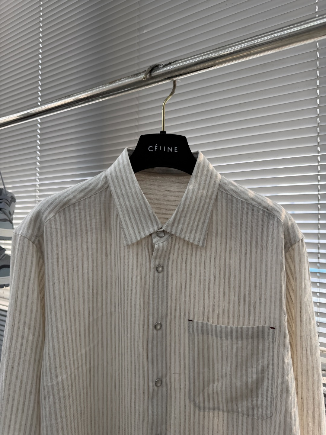 -Kiton 日常穿出高级感，慵懒且时髦兼具的调和剂，色织混色纱线条纹亚麻衬衫 选用了顶级亚麻材质交织混