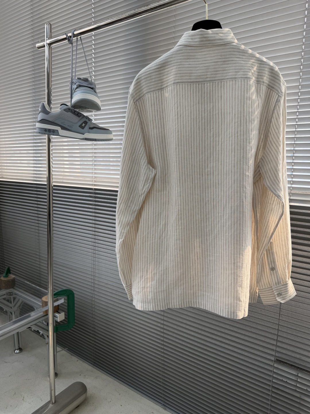-Kiton 日常穿出高级感，慵懒且时髦兼具的调和剂，色织混色纱线条纹亚麻衬衫 选用了顶级亚麻材质交织混