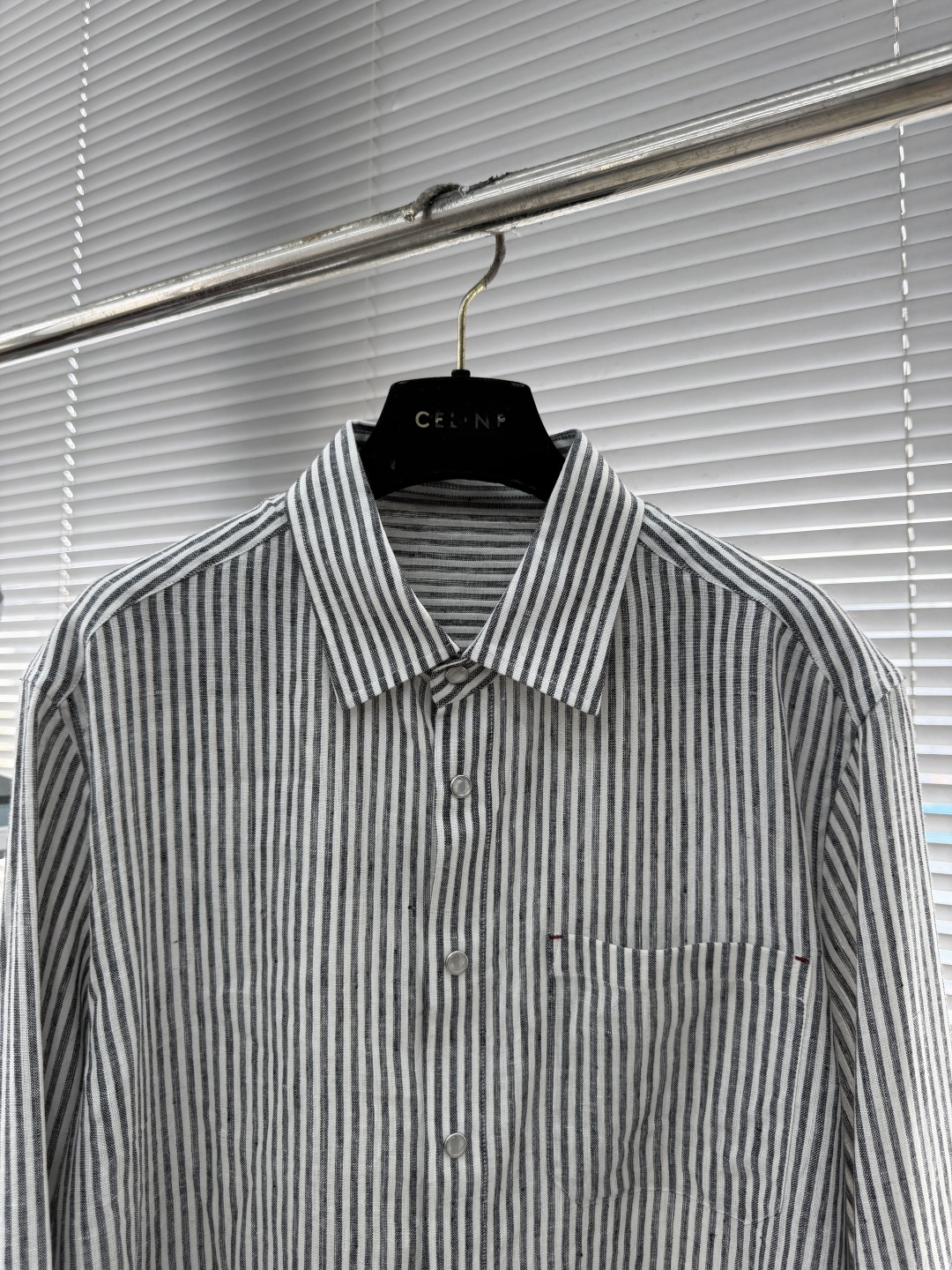 -Kiton 日常穿出高级感，慵懒且时髦兼具的调和剂，色织混色纱线条纹亚麻衬衫 选用了顶级亚麻材质交织混