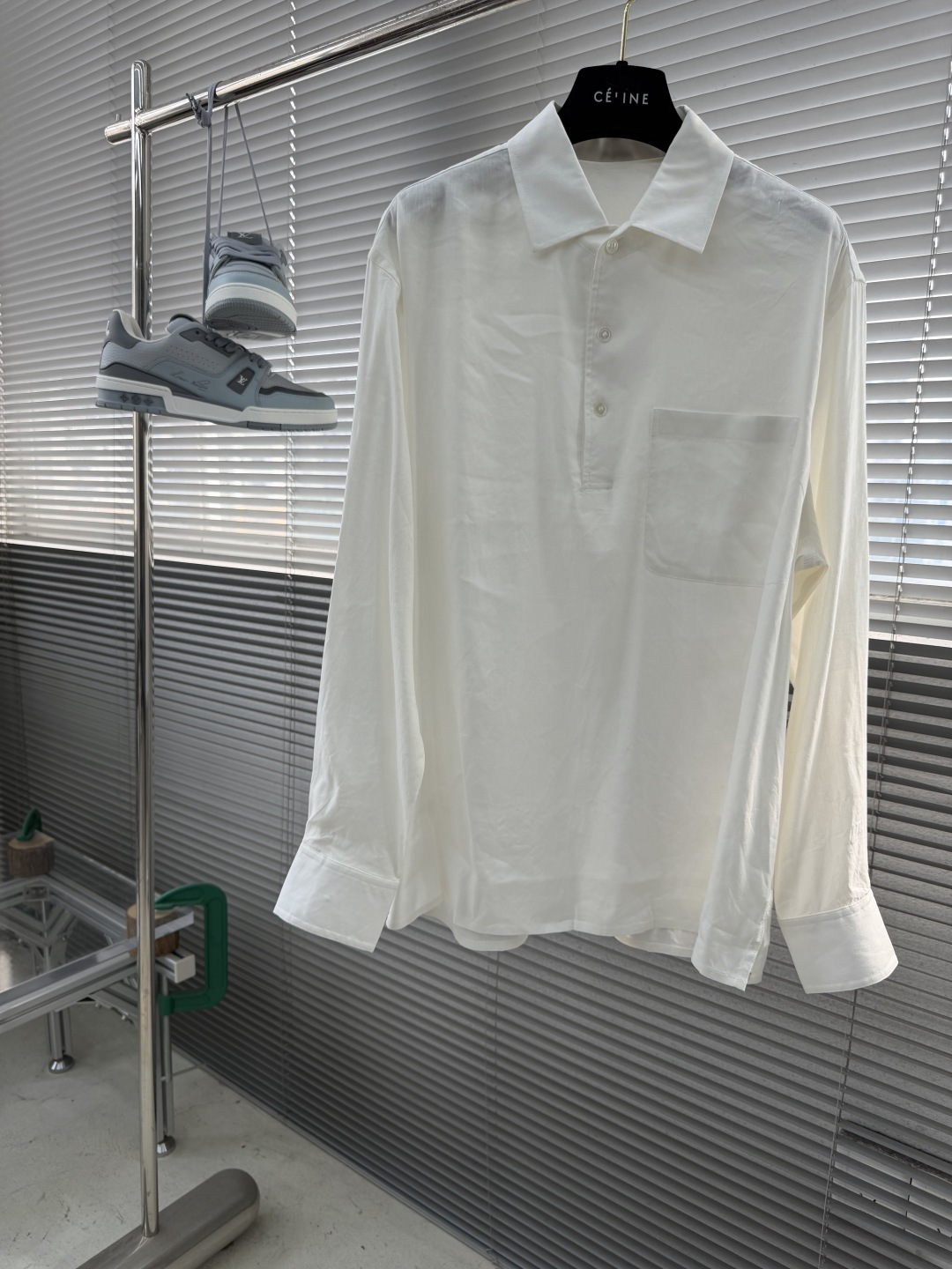 -BC 半开胸小方领天然亚麻衬衫——透气舒适，演绎随性优雅风范被高温“炙烤”的夏日，也可以穿得清爽又高级