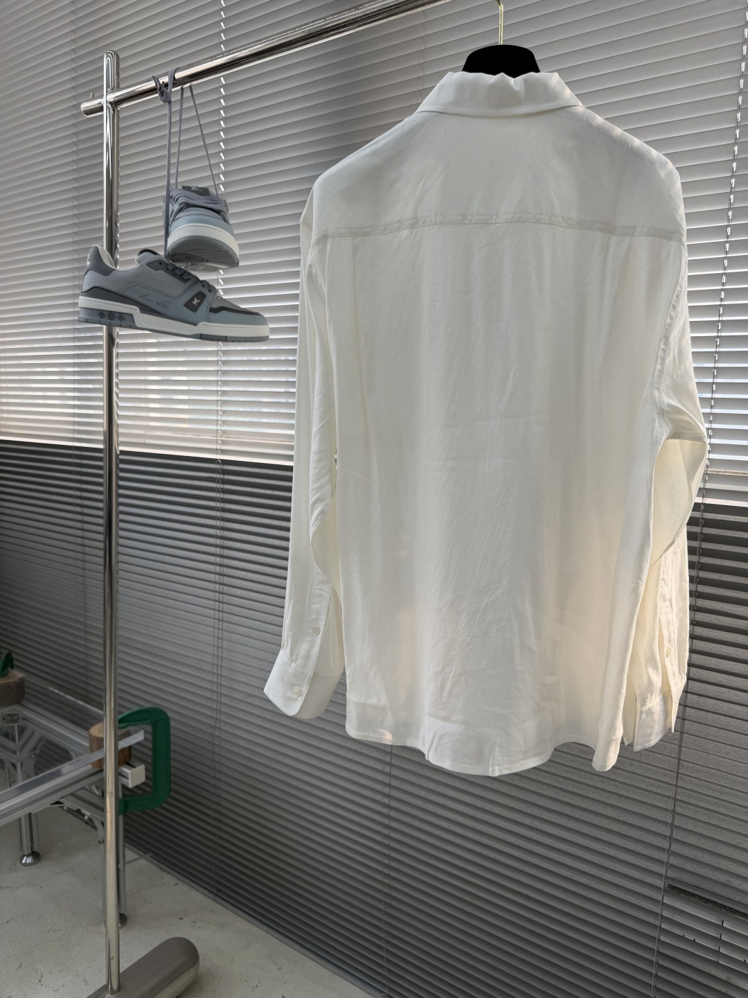 -BC 半开胸小方领天然亚麻衬衫——透气舒适，演绎随性优雅风范被高温“炙烤”的夏日，也可以穿得清爽又高级