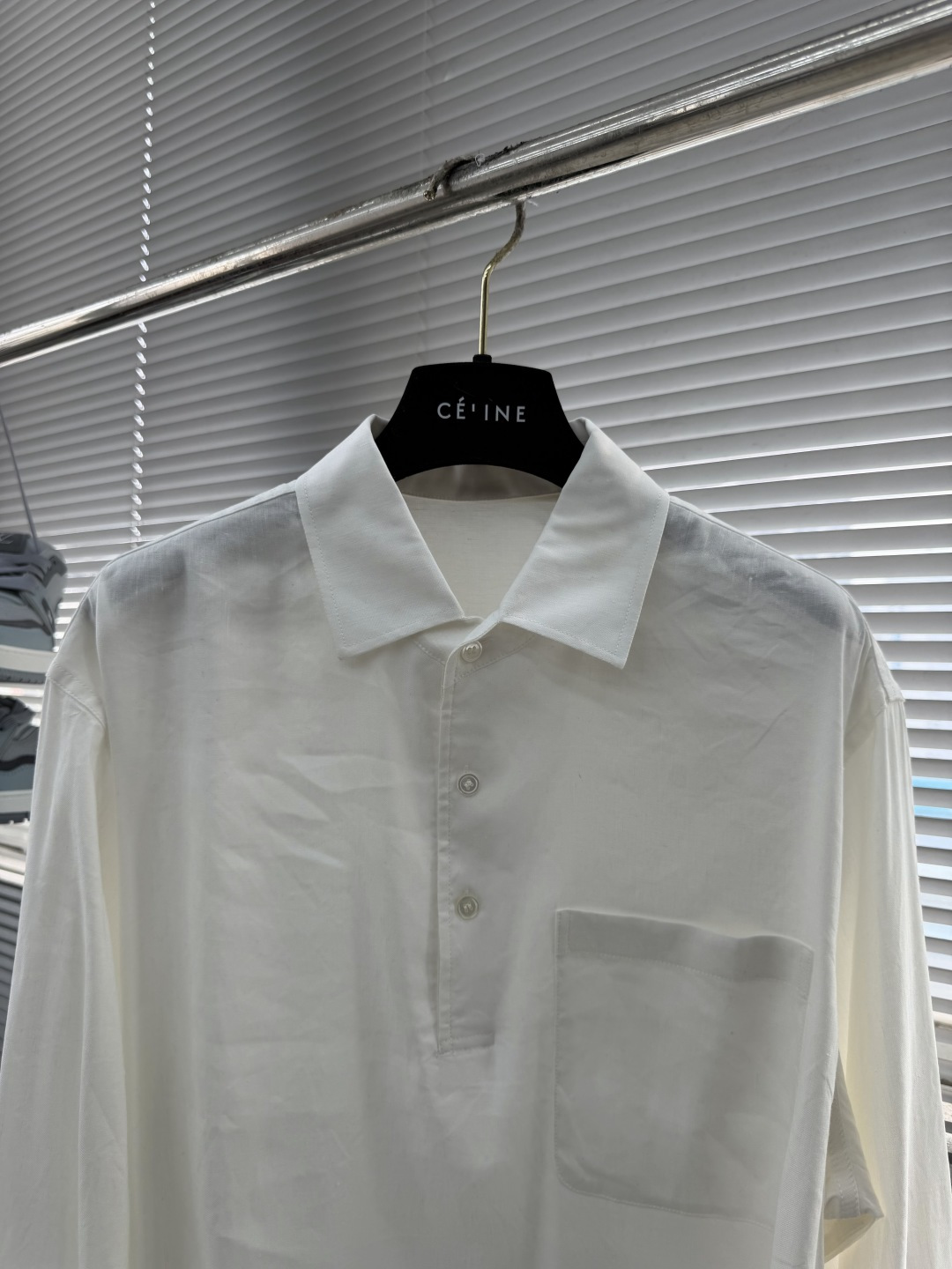 -BC 半开胸小方领天然亚麻衬衫——透气舒适，演绎随性优雅风范被高温“炙烤”的夏日，也可以穿得清爽又高级