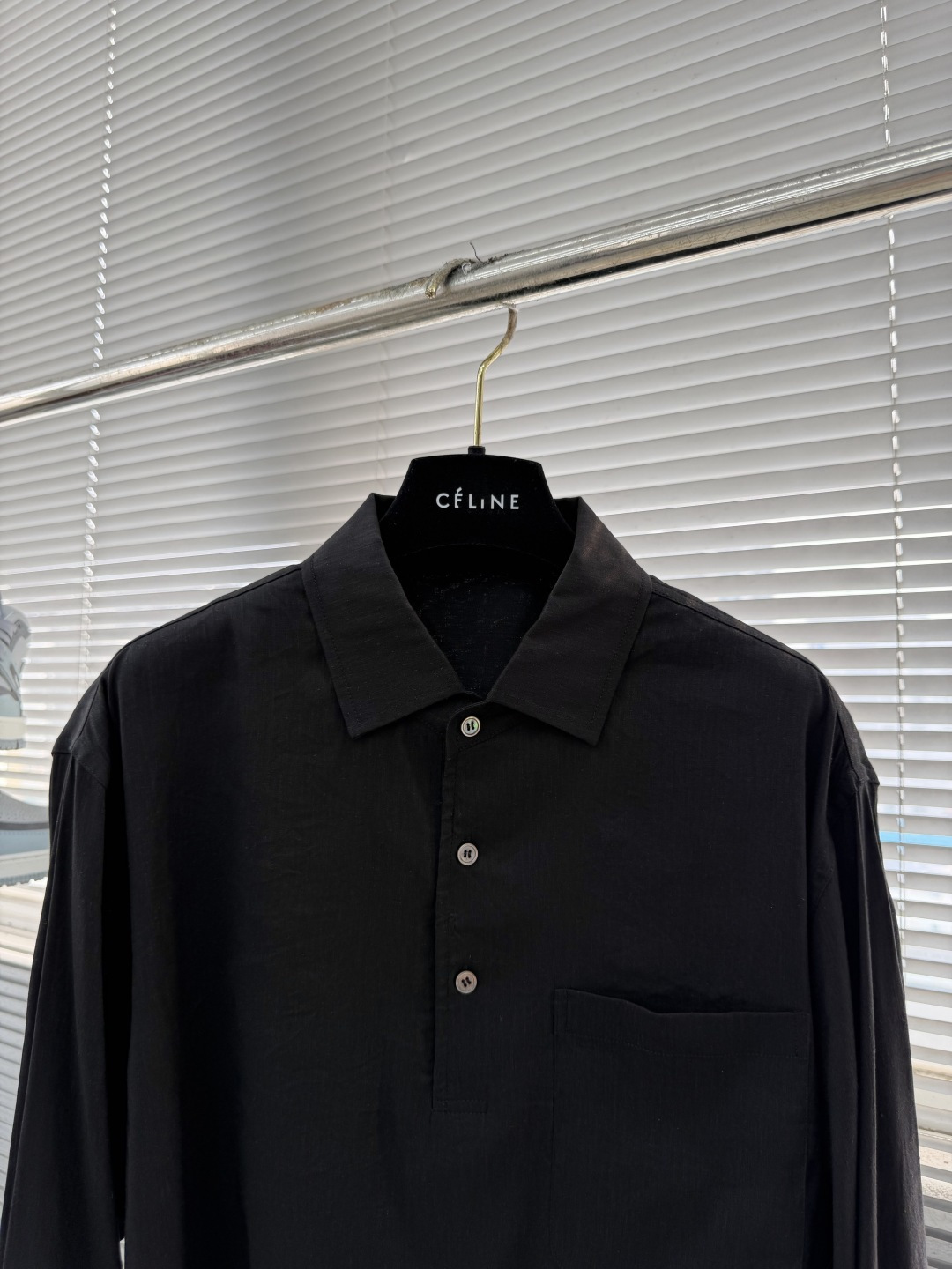 -BC 半开胸小方领天然亚麻衬衫——透气舒适，演绎随性优雅风范被高温“炙烤”的夏日，也可以穿得清爽又高级