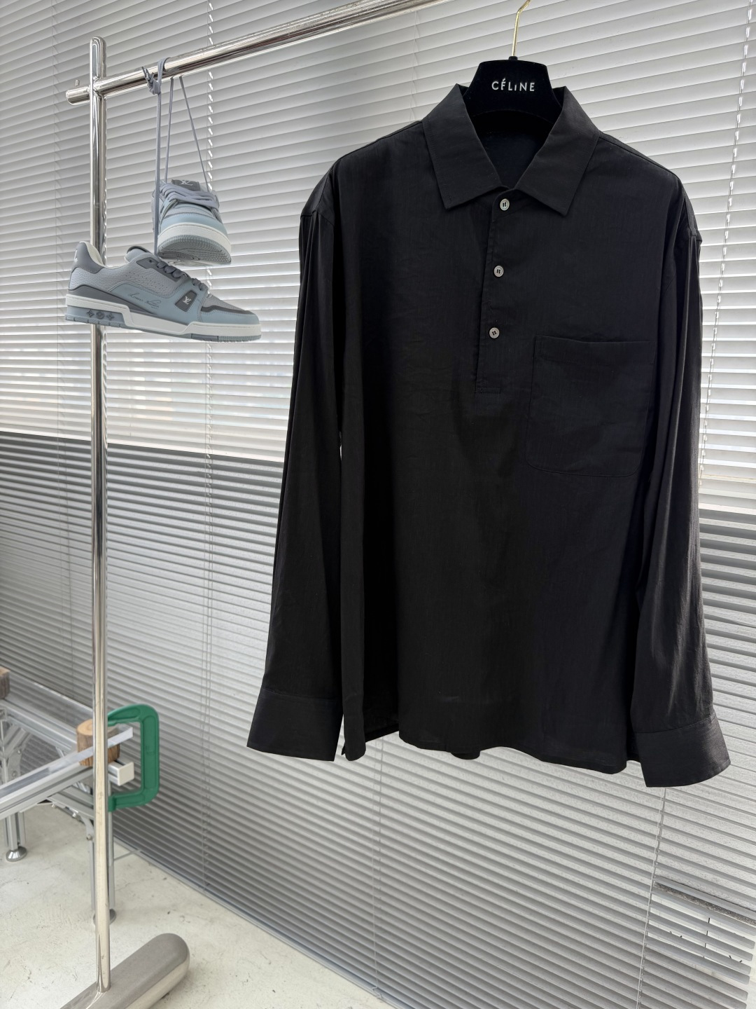 -BC 半开胸小方领天然亚麻衬衫——透气舒适，演绎随性优雅风范被高温“炙烤”的夏日，也可以穿得清爽又高级