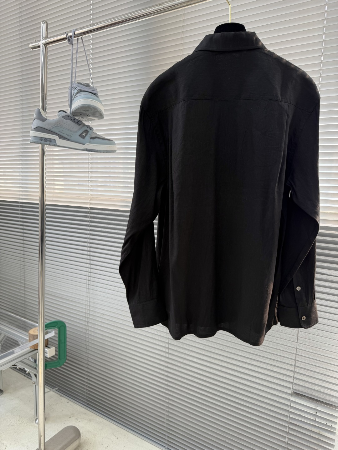 -BC 半开胸小方领天然亚麻衬衫——透气舒适，演绎随性优雅风范被高温“炙烤”的夏日，也可以穿得清爽又高级