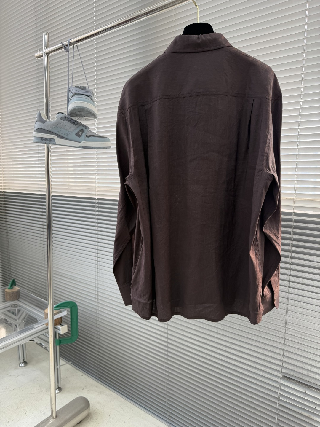 -BC 半开胸小方领天然亚麻衬衫——透气舒适，演绎随性优雅风范被高温“炙烤”的夏日，也可以穿得清爽又高级