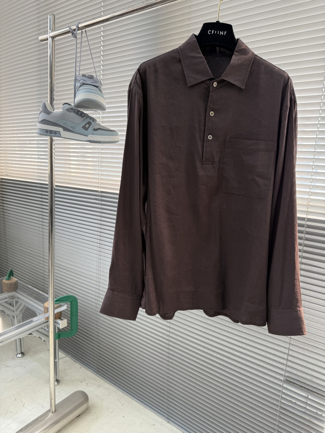 -BC 半开胸小方领天然亚麻衬衫——透气舒适，演绎随性优雅风范被高温“炙烤”的夏日，也可以穿得清爽又高级