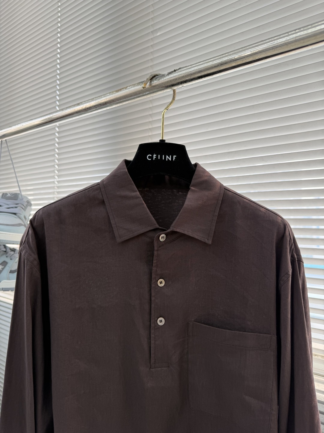 -BC 半开胸小方领天然亚麻衬衫——透气舒适，演绎随性优雅风范被高温“炙烤”的夏日，也可以穿得清爽又高级