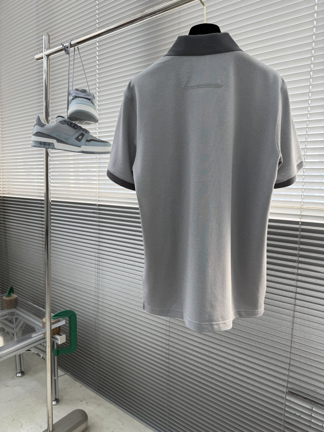 -BV 26春夏Polo衫，成熟儒雅质感直接拉满经典简约翻领版型，低调提升整体精致格调，利落修饰颈部线条