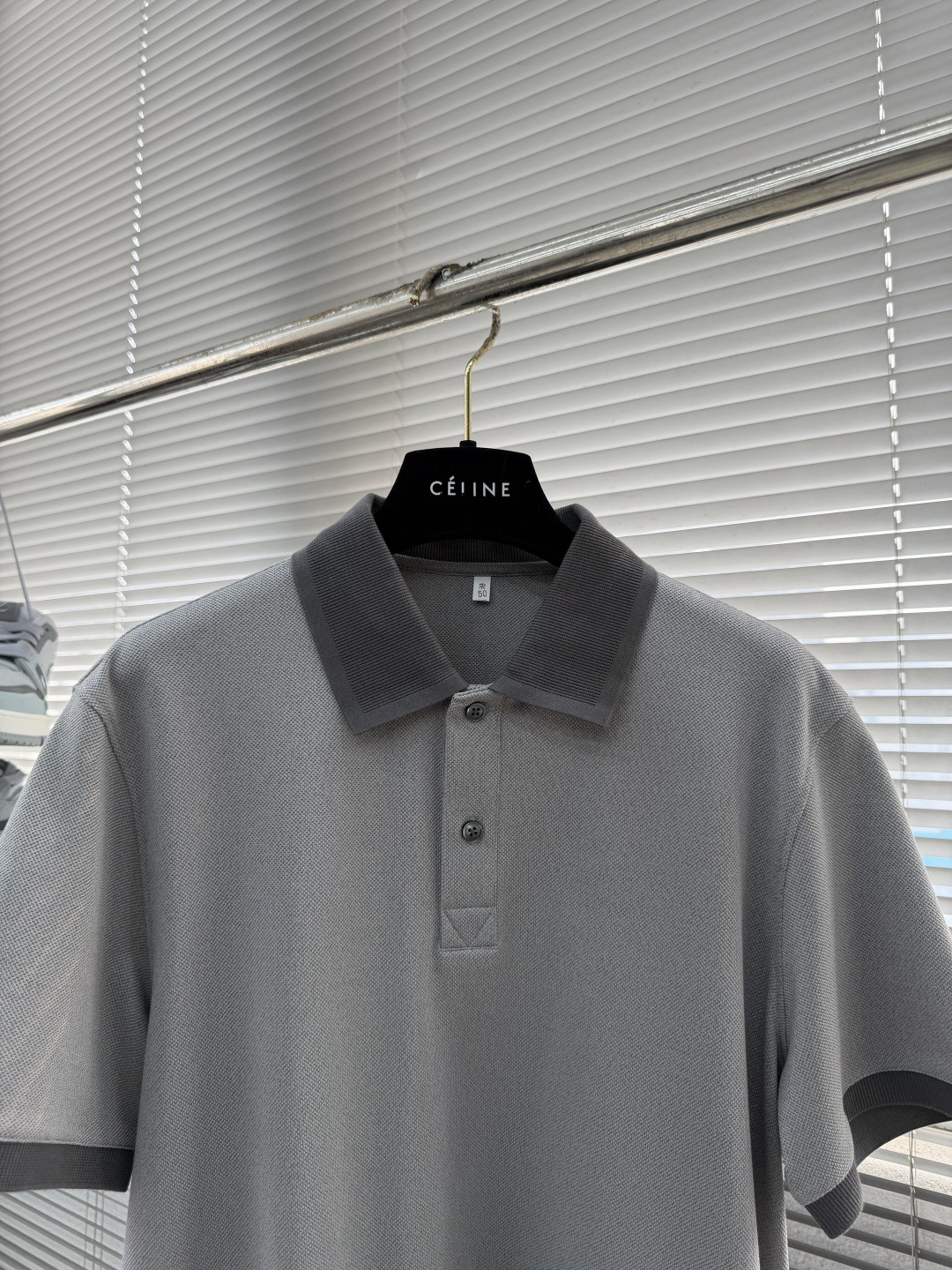 -BV 26春夏Polo衫，成熟儒雅质感直接拉满经典简约翻领版型，低调提升整体精致格调，利落修饰颈部线条