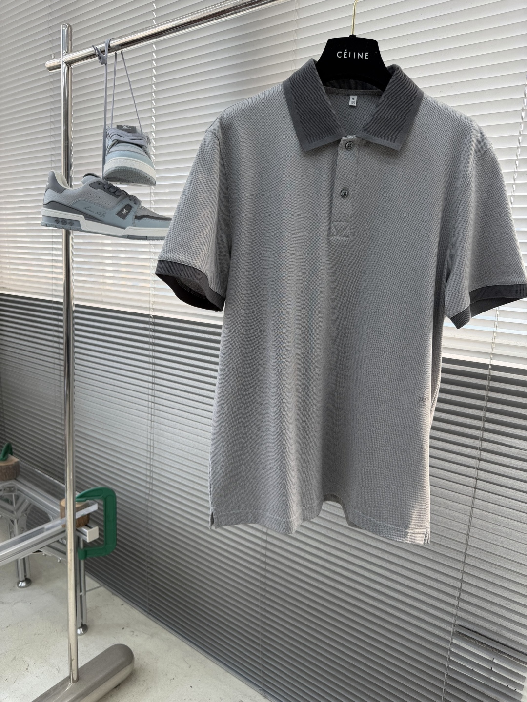 -BV 26春夏Polo衫，成熟儒雅质感直接拉满经典简约翻领版型，低调提升整体精致格调，利落修饰颈部线条