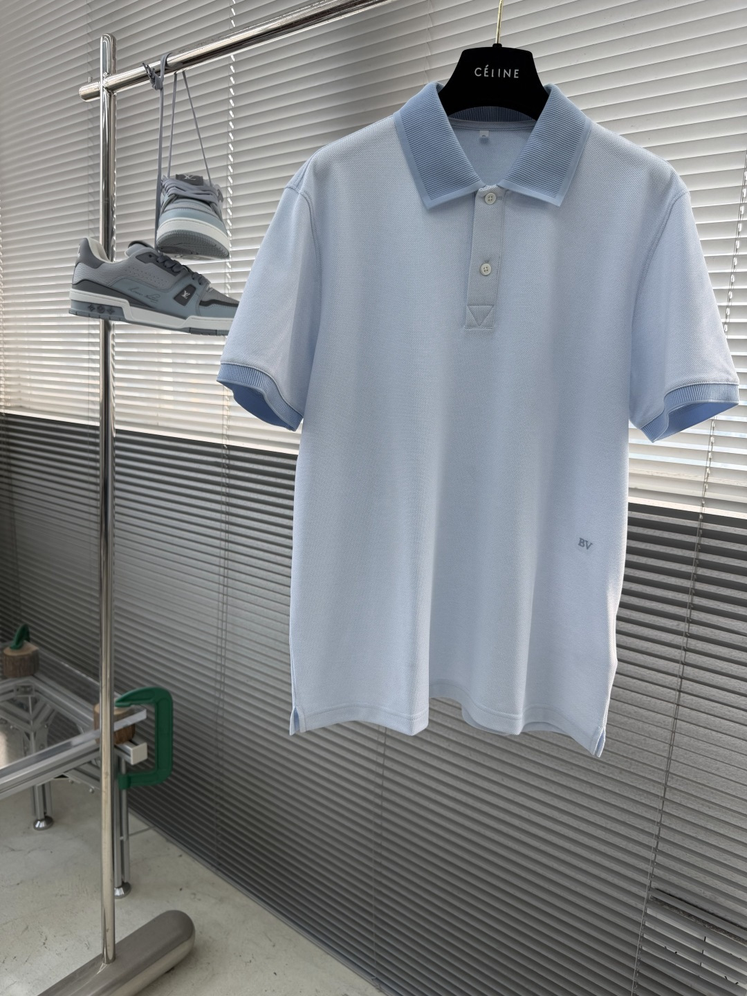 -BV 26春夏Polo衫，成熟儒雅质感直接拉满经典简约翻领版型，低调提升整体精致格调，利落修饰颈部线条