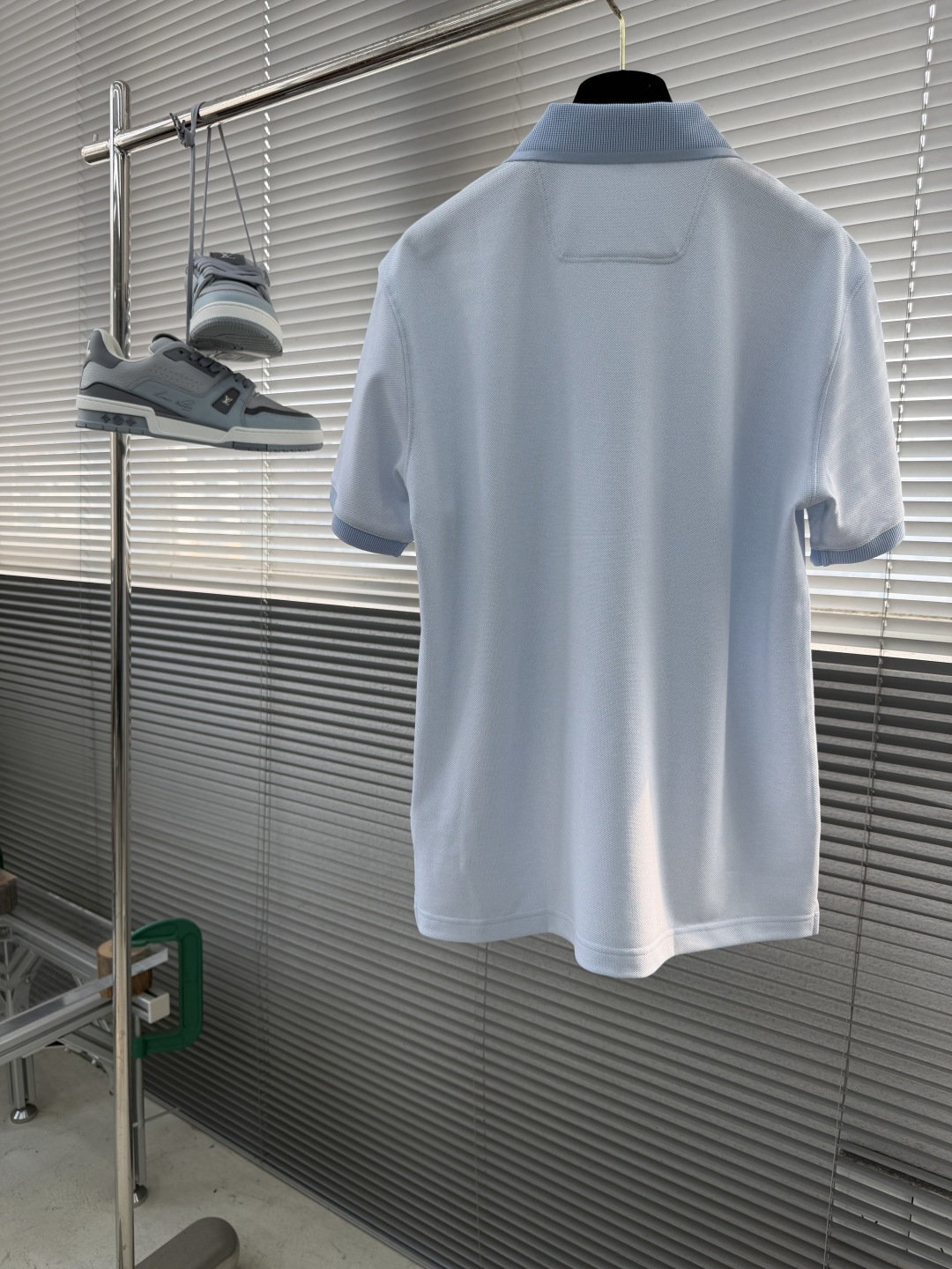 -BV 26春夏Polo衫，成熟儒雅质感直接拉满经典简约翻领版型，低调提升整体精致格调，利落修饰颈部线条