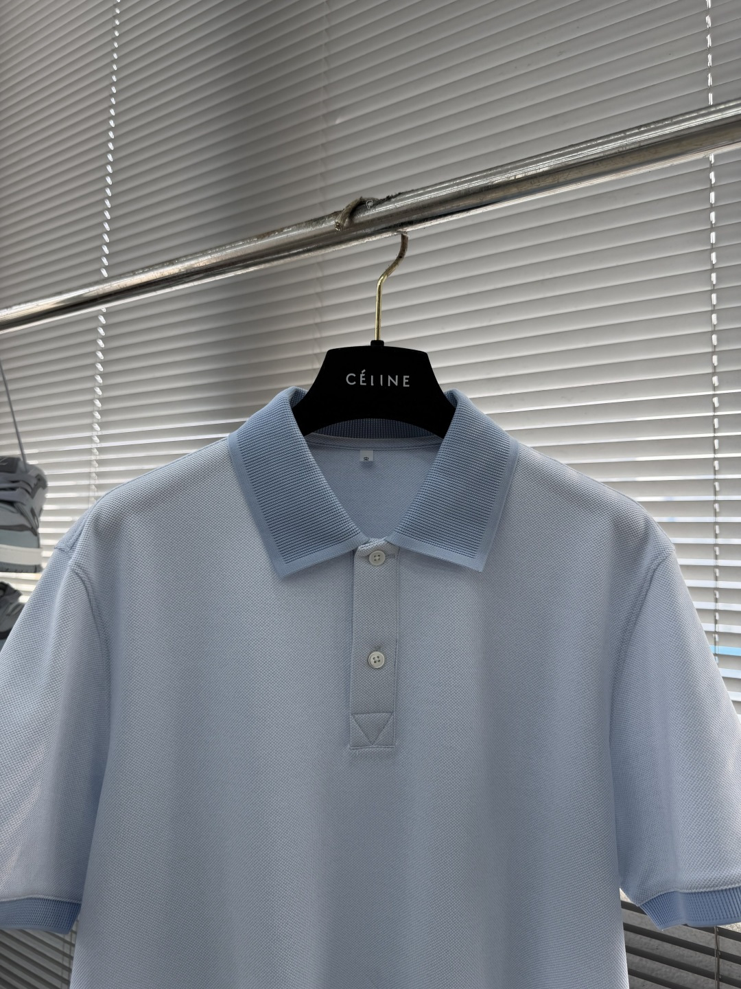 -BV 26春夏Polo衫，成熟儒雅质感直接拉满经典简约翻领版型，低调提升整体精致格调，利落修饰颈部线条