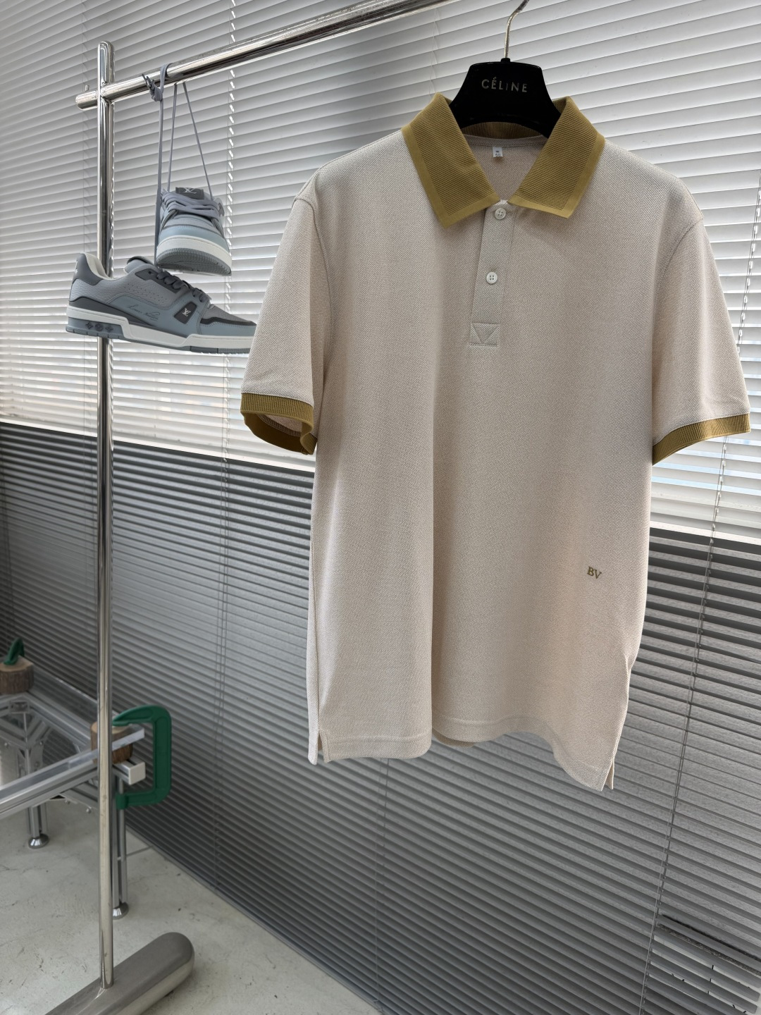 -BV 26春夏Polo衫，成熟儒雅质感直接拉满经典简约翻领版型，低调提升整体精致格调，利落修饰颈部线条