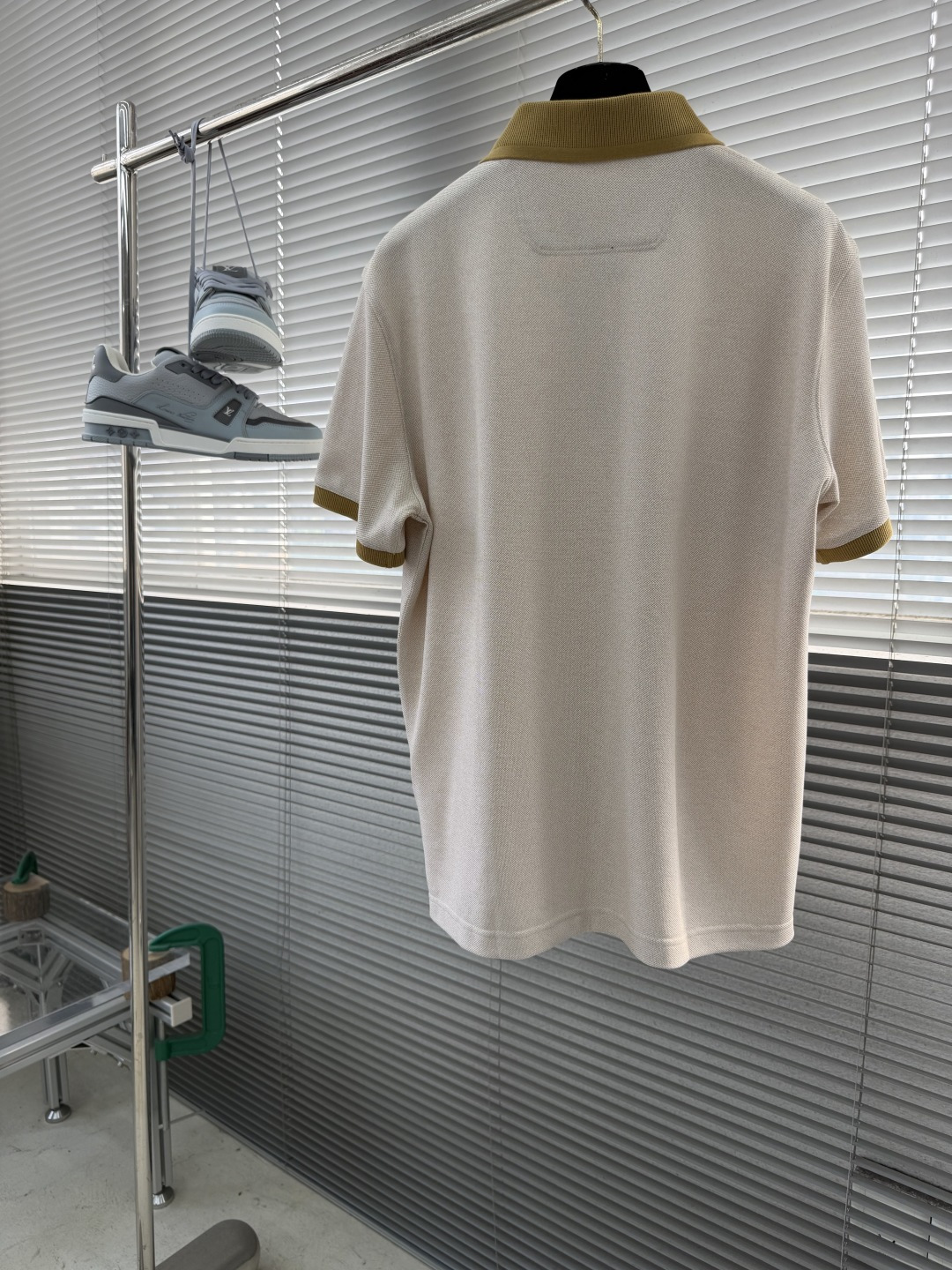 -BV 26春夏Polo衫，成熟儒雅质感直接拉满经典简约翻领版型，低调提升整体精致格调，利落修饰颈部线条