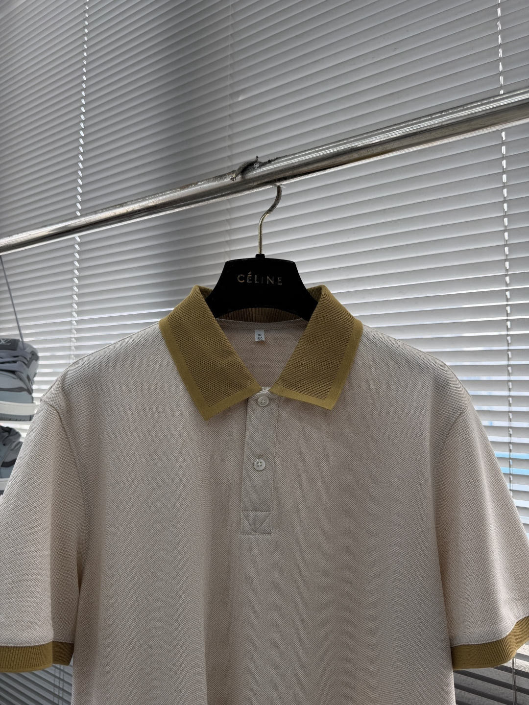 -BV 26春夏Polo衫，成熟儒雅质感直接拉满经典简约翻领版型，低调提升整体精致格调，利落修饰颈部线条