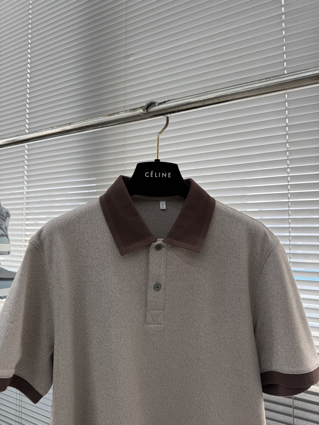 -BV 26春夏Polo衫，成熟儒雅质感直接拉满经典简约翻领版型，低调提升整体精致格调，利落修饰颈部线条