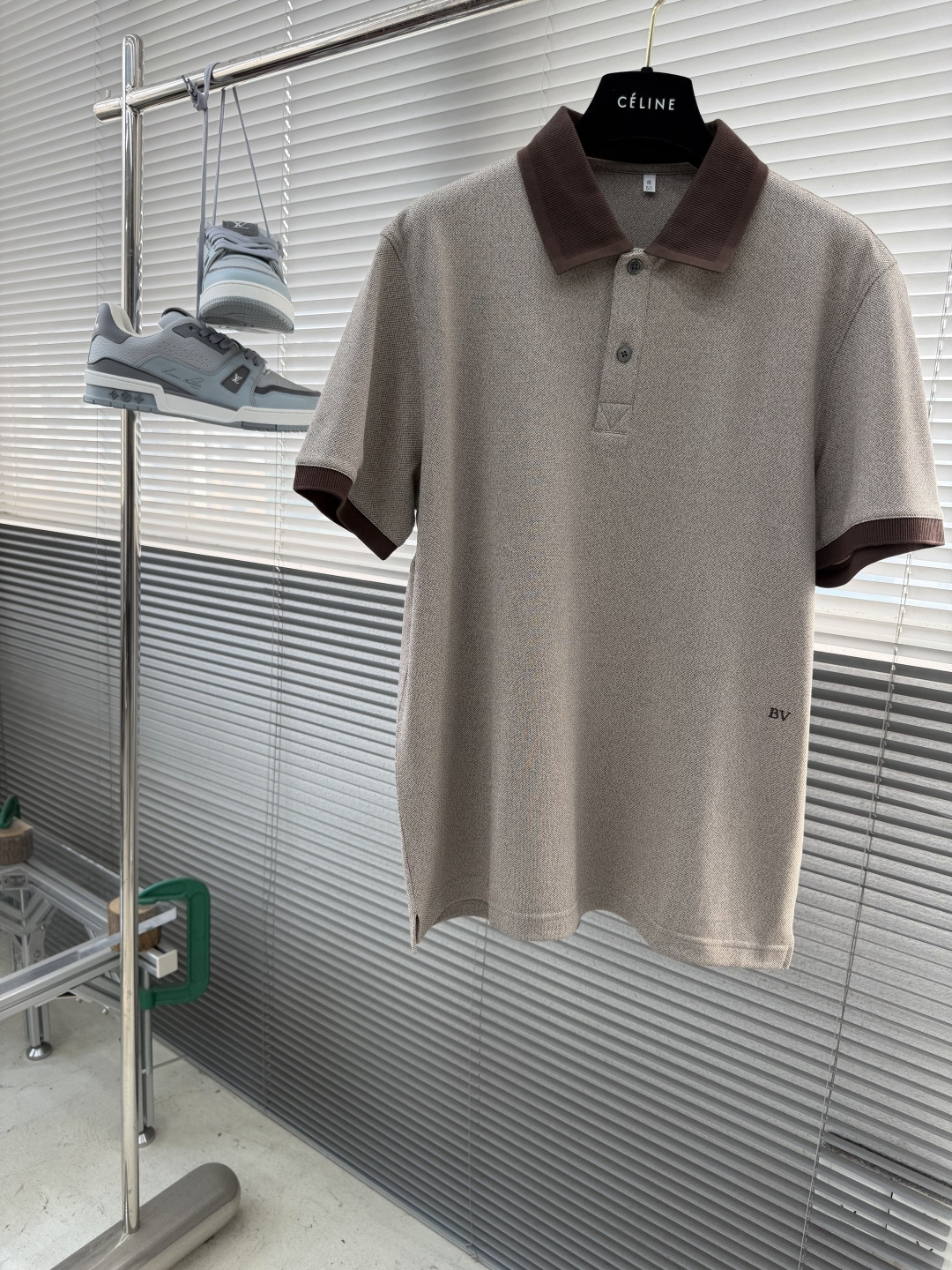 -BV 26春夏Polo衫，成熟儒雅质感直接拉满经典简约翻领版型，低调提升整体精致格调，利落修饰颈部线条