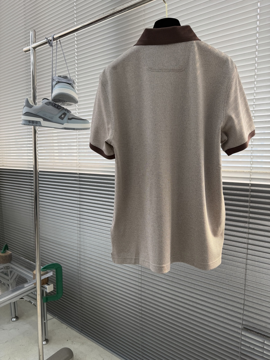 -BV 26春夏Polo衫，成熟儒雅质感直接拉满经典简约翻领版型，低调提升整体精致格调，利落修饰颈部线条