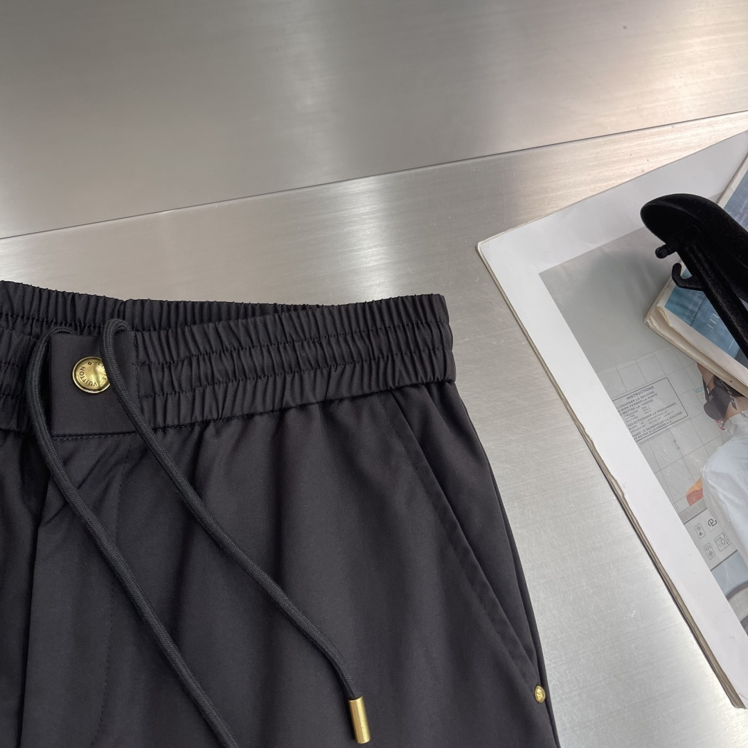 -驴牌 2026ss春夏时尚/休闲裤美学的焕新诠释,演绎浓郁的格调型时尚风范,细节感和设计感强悍.经典品