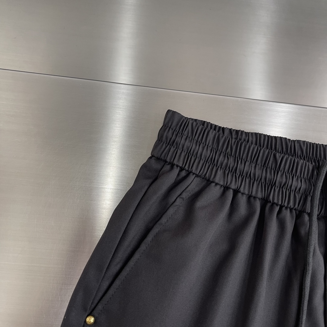 -驴牌 2026ss春夏时尚/休闲裤美学的焕新诠释,演绎浓郁的格调型时尚风范,细节感和设计感强悍.经典品