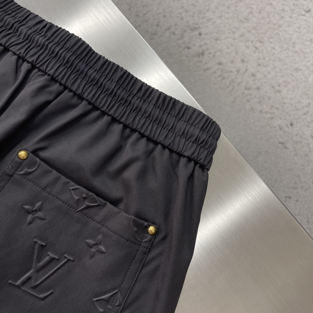 -驴牌 2026ss春夏时尚/休闲裤美学的焕新诠释,演绎浓郁的格调型时尚风范,细节感和设计感强悍.经典品