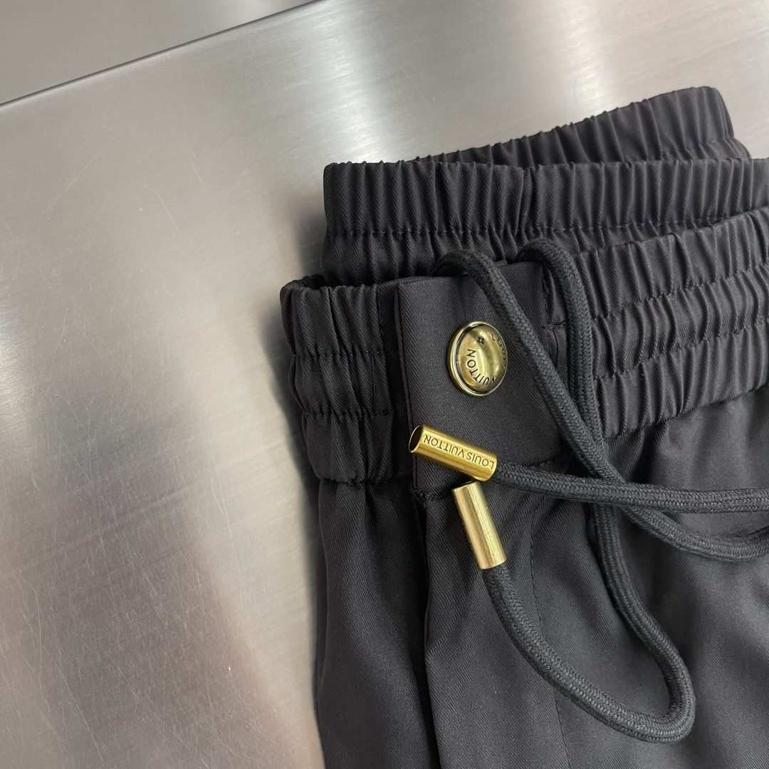 -驴牌 2026ss春夏时尚/休闲裤美学的焕新诠释,演绎浓郁的格调型时尚风范,细节感和设计感强悍.经典品