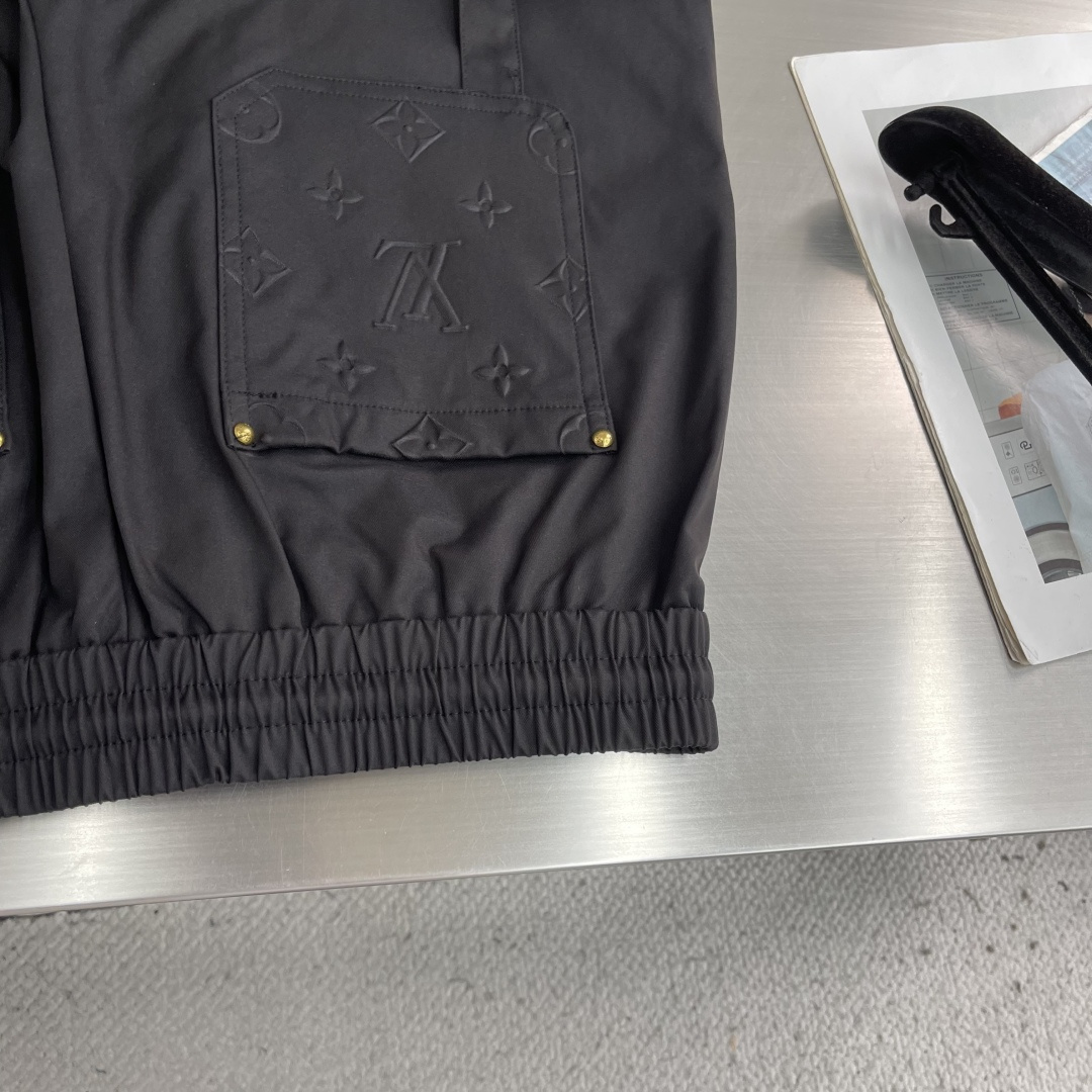 -驴牌 2026ss春夏时尚/休闲裤美学的焕新诠释,演绎浓郁的格调型时尚风范,细节感和设计感强悍.经典品