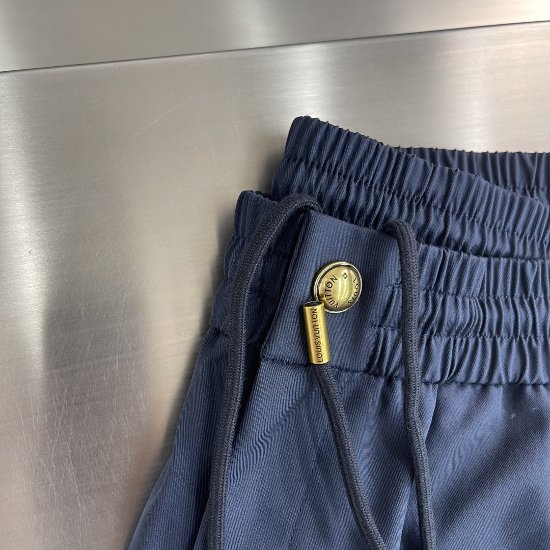 -驴牌 2026ss春夏时尚/休闲裤美学的焕新诠释,演绎浓郁的格调型时尚风范,细节感和设计感强悍.经典品