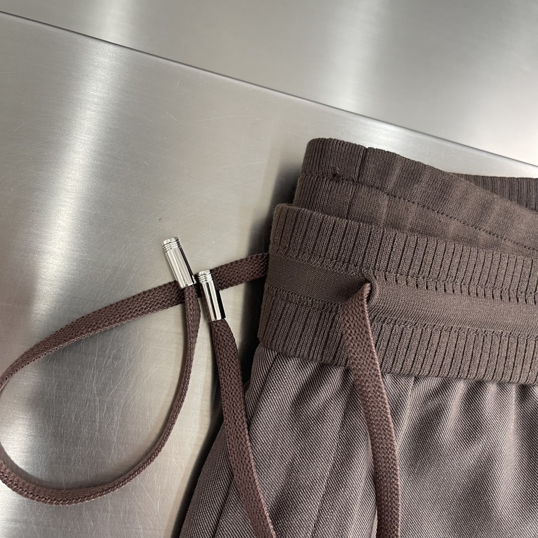 -Loro Piana 春夏季麻纹休闲裤长裤凝聚精裁工艺，以卓越非凡的版型和华贵创新的材质讲述传承与创新