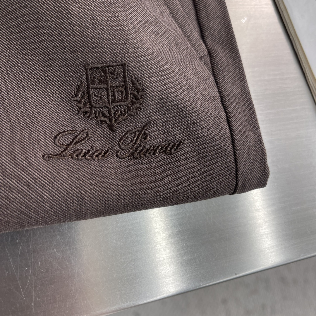 -Loro Piana 春夏季麻纹休闲裤长裤凝聚精裁工艺，以卓越非凡的版型和华贵创新的材质讲述传承与创新
