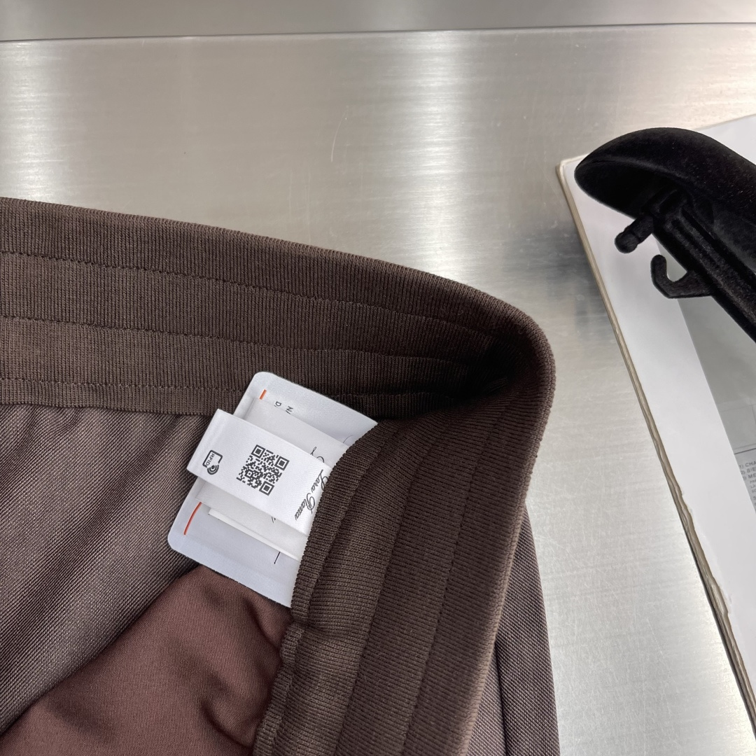 -Loro Piana 春夏季麻纹休闲裤长裤凝聚精裁工艺，以卓越非凡的版型和华贵创新的材质讲述传承与创新