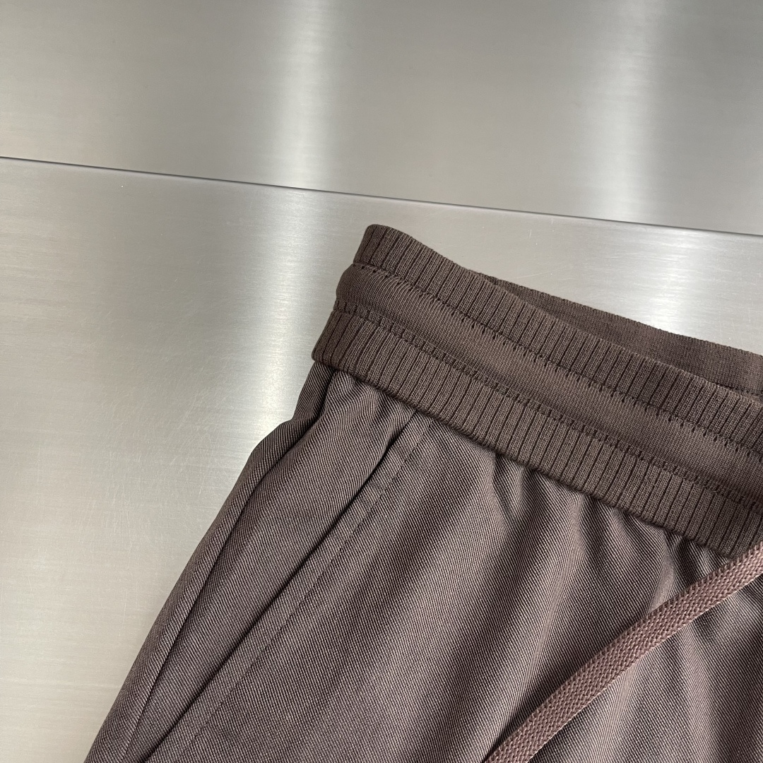 -Loro Piana 春夏季麻纹休闲裤长裤凝聚精裁工艺，以卓越非凡的版型和华贵创新的材质讲述传承与创新